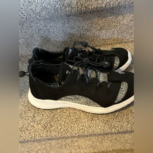 Pandere women’s Sneakers Worn once/ Like New. Black, Size 7.